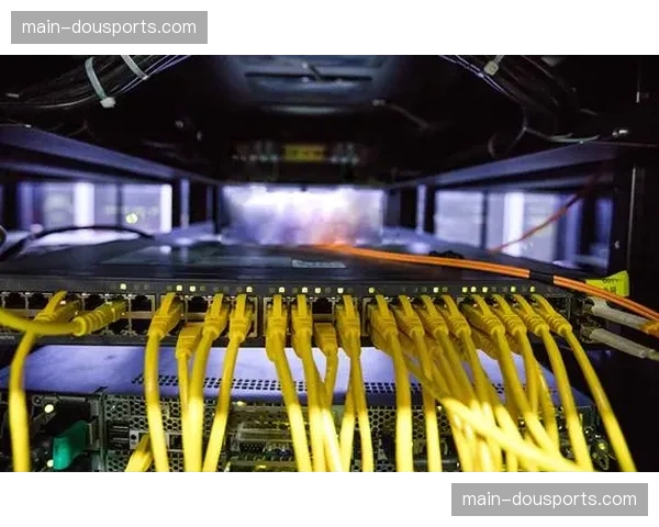 光电一体化复合缆线在本季度成为主流，不仅简化了布线流程更保障了远距传输质量