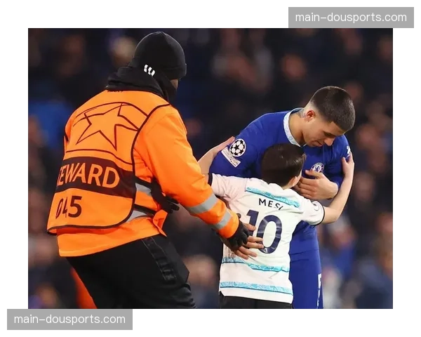 法国小球迷冲入场内拥抱偶像杜邦，被安保人员带离