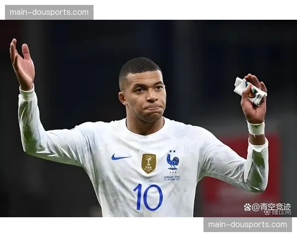 欧冠实时：巴黎变阵3-4-3，姆巴佩被固定为左翼卫引发战术讨论