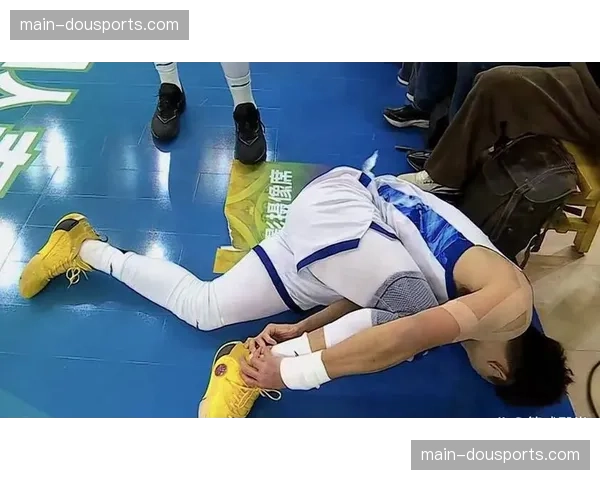 暖心一幕：比赛因球迷突发疾病暂停，双方队医迅速进场施救