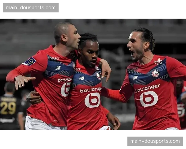 赛前踩场：里尔全队重点演练了对方半场边线球进攻战术