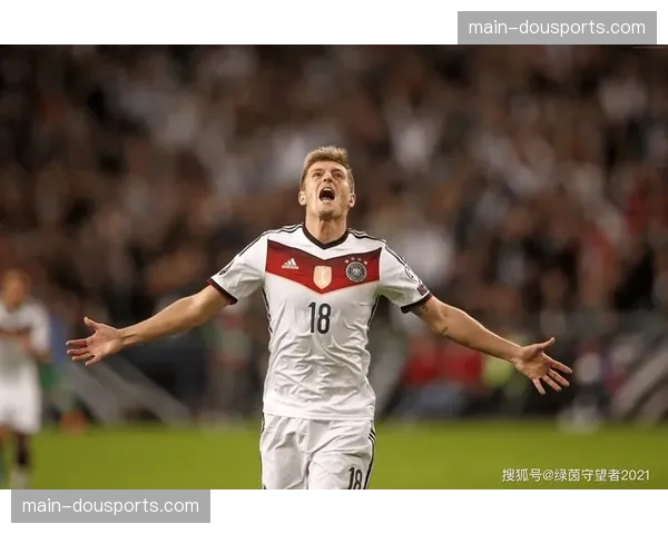 前德国国脚波多尔斯基的球员经纪公司获得DFL赛事内容制作许可