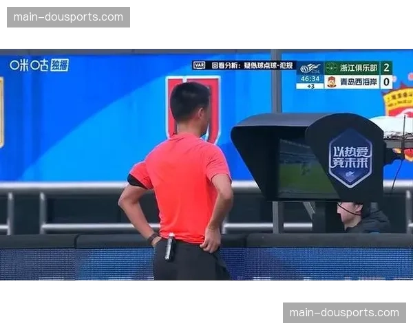 特写镜头:VAR介入判定点球,主裁判回看屏幕超过三分钟 特写镜头:VAR介入判定点球,主裁判回看屏幕超过三分钟