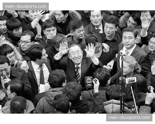 归乡:各国冠军成员返回祖国,受到民众英雄般欢迎 归乡:各国冠军成员返回祖国,受到民众英雄般欢迎